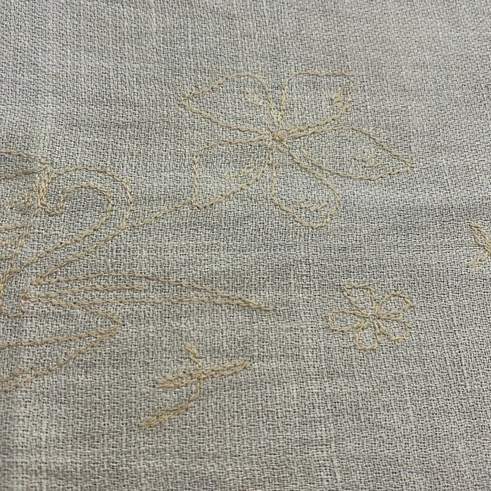 Vintage White Table Runner, Embroidered Needlepoint, 24.5